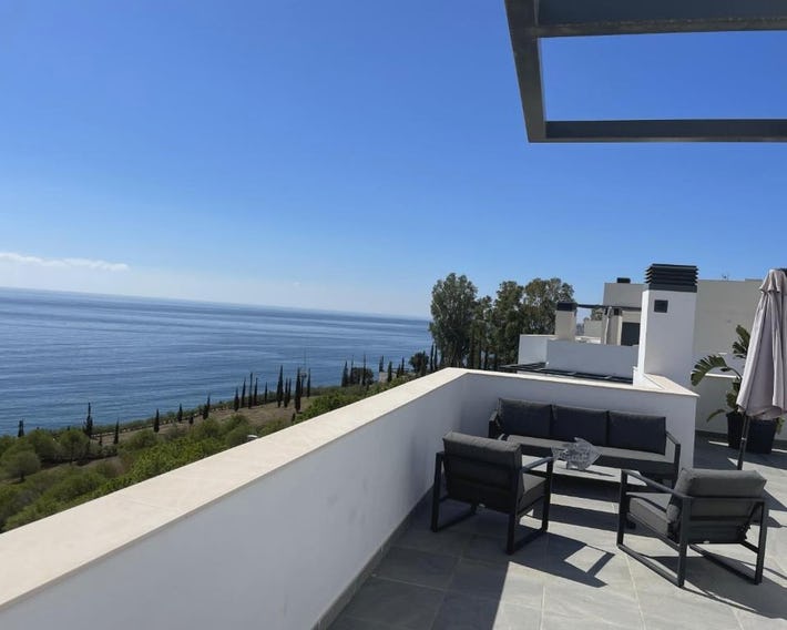 Sunny penthouse beach apartment with panoramic views