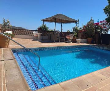 Villa with swimming pool and nature