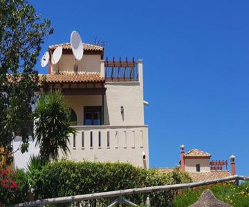 Costa Esuri 3 Bedroom House, Pool Access, Private Parking, Garden BBQ