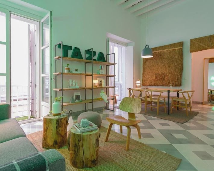 The QUEEN's Designer Apartment by Cadiz4Rentals