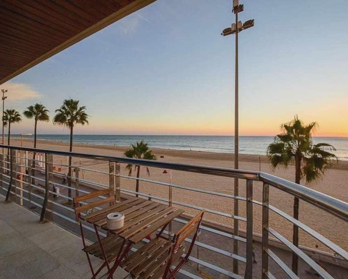 Preciado apartamento con vistas frontales al mar