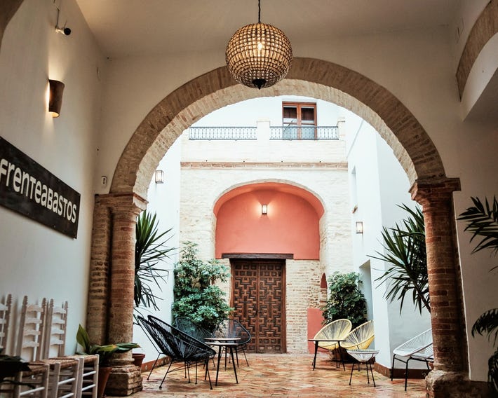 Frenteabastos Hostel & Suites