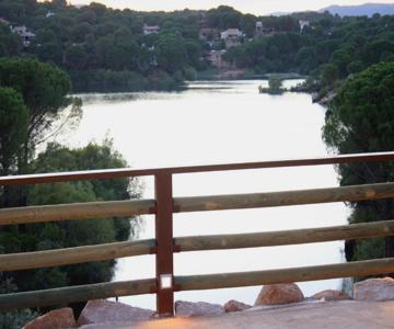 LAS CABAÑAS DEL LAGO más pase piscina las 2 columnas Del 1 junio 2026 al 30 agosto 2026