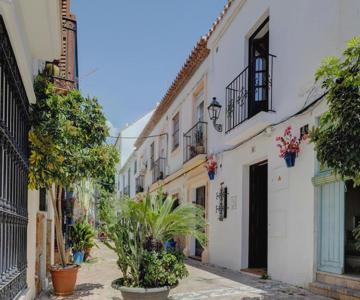 Authentic Andalusian Townhouse - Private Roof Terrace - 5min Beach