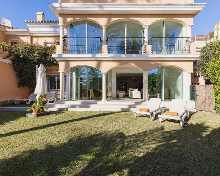 Large Ground Floor Apartment with Private Garden and Beach Access