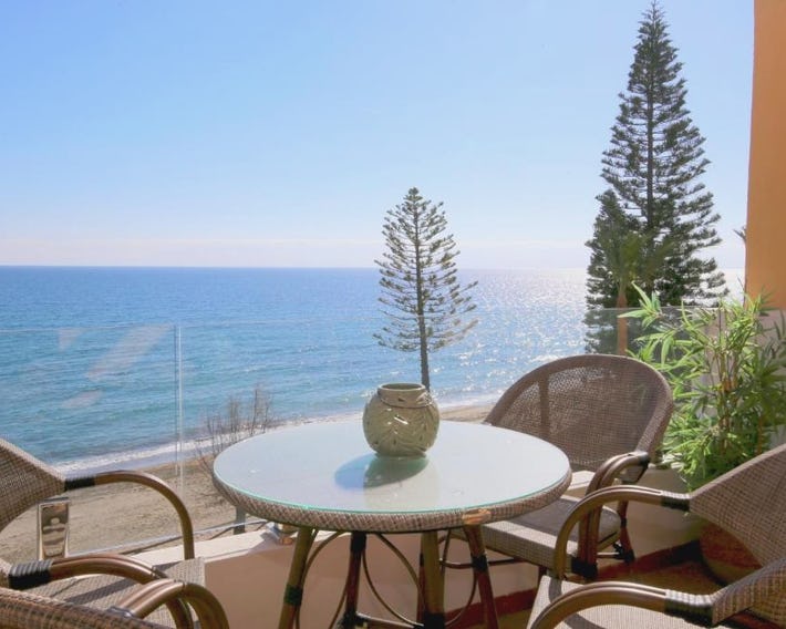 Estepona West Beachfront Apartment JANINE