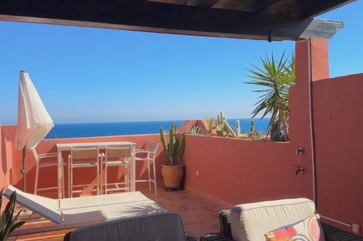 Luxury 3 bed Duplex Penthouse, 3 mins walk to the beach