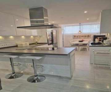 Luxurious Three Bedroom Duplex Apt Close To Beach