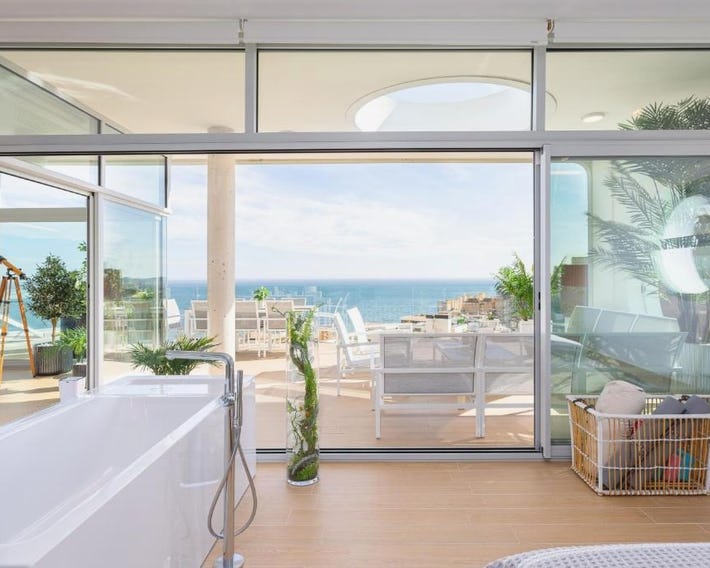 Ensuite Deluxe Jacuzzi & Parking Privado