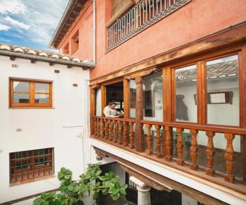 Spacious Sunny and Quiet Albayzin Apartment