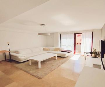 Apartamento, parking y piscina de temporada en Granada Tico Medina