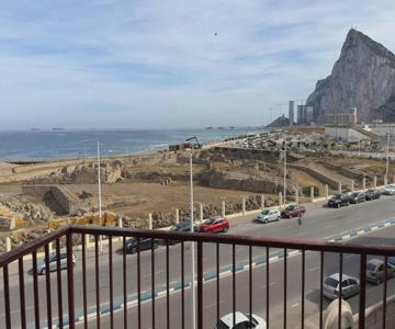 Primera línea de playa y Gibraltar a 5 minutos