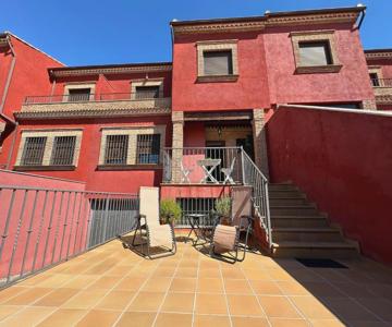 Casa Grande De Tres Plantas Con Parking Gratis