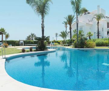 Front-line Garden Apartment In Palm Beach, Marbella