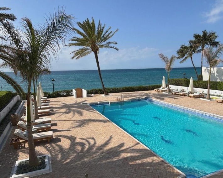VILLA OVERLOOKING BEACH , Central, quiet, parking, swimming pool