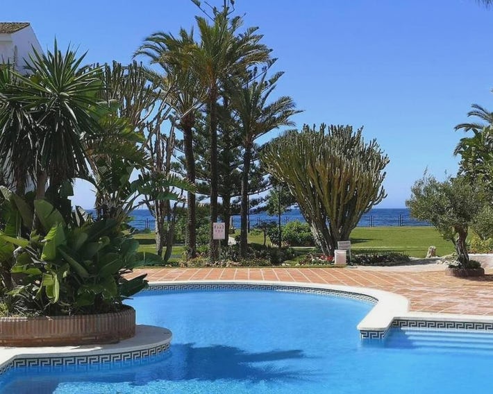 Modern apartment with pool on the beachfront in Marbella by SharingCo