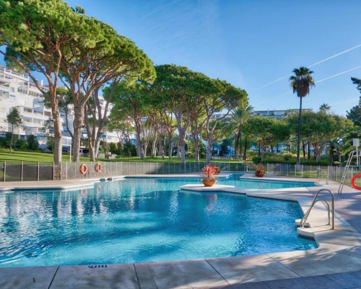 PLAYAS DEL DUQUE, PUERTO BANUS, GOLF .PLAYA Y COMPRAS
