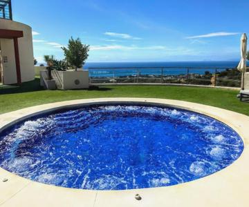 Spacious apartment with 3 pools & gym