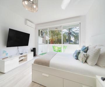 Moderno estudio y piscina a 50 metros de la playa
