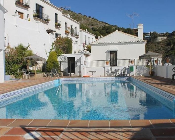 Spacious Andalusian Apartment with Pool and Level Access