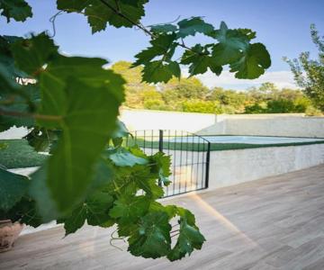 Casa abuhardillada con piscina y chimenea