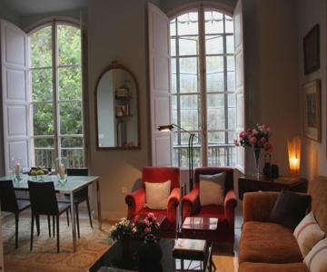 Elegant 2 Bedroom Apartment in Historic 1882 Building Central Sevilla Private Parking & Country Club