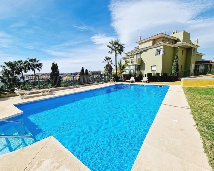 Royal Golf View: 2BR, Pools & AC