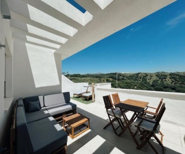 Stunning Views, Terrace, Parking & Fibre Wifi