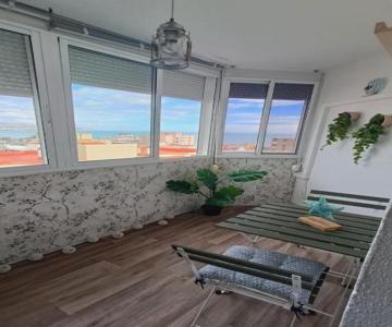 Moderno estudio con vistas al mar