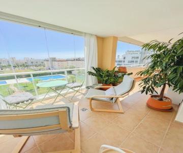 Bright apartment with terrace, pool and beach