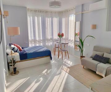 Elegant studio with pool and seaview