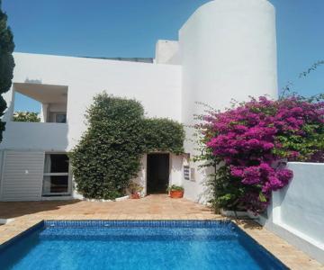 Apartamentos La Galbana Con Piscina