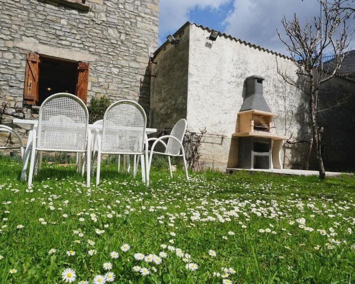 Cirjuana, casa en el centro con agradable jardín y barbacoa BY PIRINEOS 360