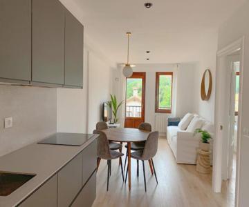 ACOGEDOR APARTAMENTO CON TERRAZA Y PARKING Publico EN COMILLAS