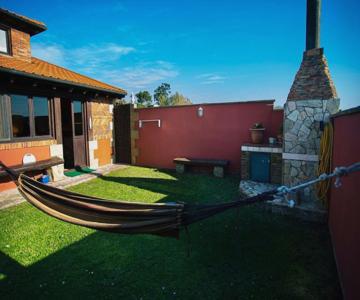 Casa independiente con chimena, jardín y barbacoa