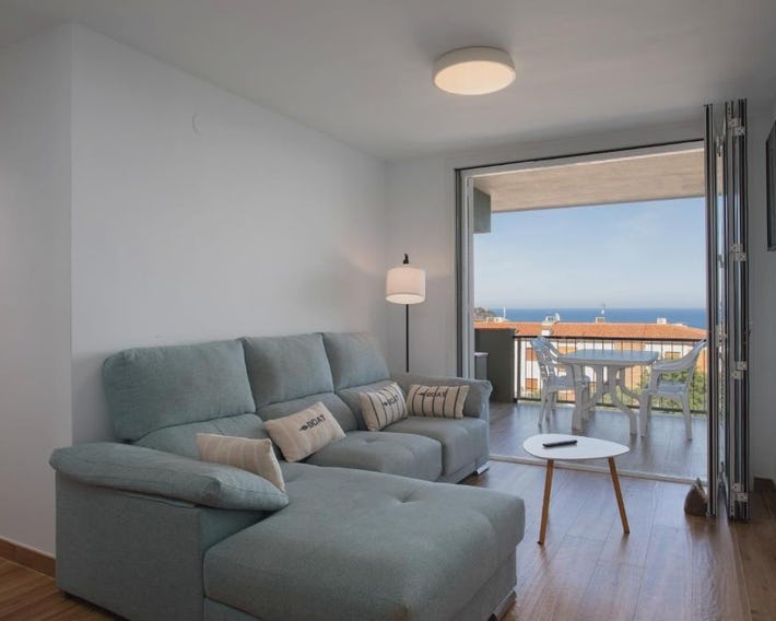 Apartament gran amb vistes al mar, piscina i pàrquing