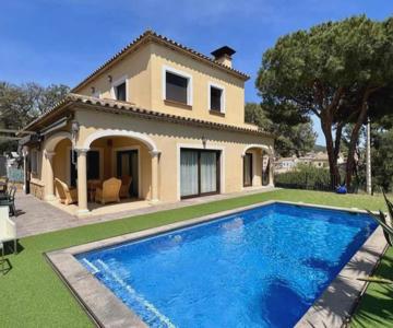 Casa Judibar con zona de barbacoa y piscina