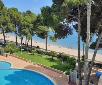 Apartamento Con Piscina, En Primera Línia De Mar.