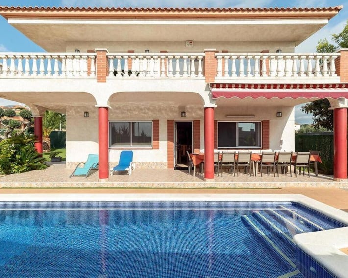 Vista Cunit es una gran casa con piscina, barbacoa