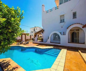 R116 Casa Adosada Con Piscina Privada En Cunit
