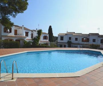 Casa con Jardín, Piscina, y Terrazas en Zona Tranquila Cerca de L'Estartit - ES-323-24