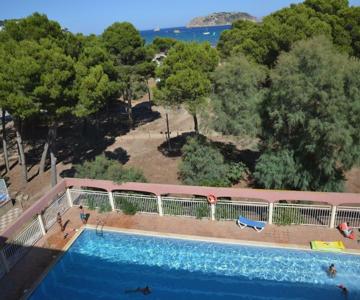 Apartamento Amplio en la Playa con Piscina y Aire Acondicionado, Cerca del Centro y Supermercado - E