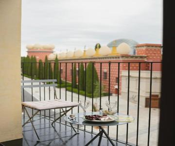 Apartamentos enfrente del Museo Dalí - Serena Stays