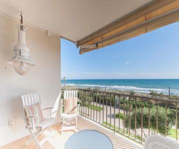 LETS HOLIDAYS Beach front apartment in Gavà Mar, Pine Beach