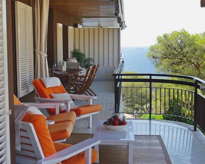 Beach apartment overseeing the sea