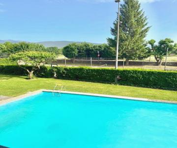 CaL QuEROL Llivia 3, piscina al centre, vistes a la muntanya