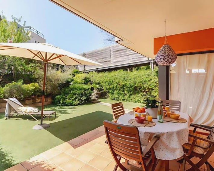 Pretty garden apartment next to a charming beach