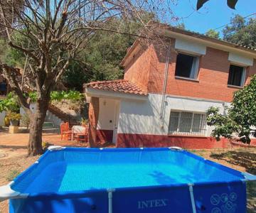 House with pool & shared garden