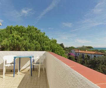 Small building with 4 apartments close to the beach
