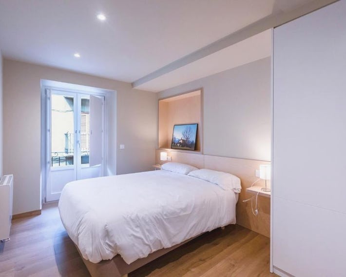 HERITAGE APARTMENTS CERDANYA al carrer Major i parking